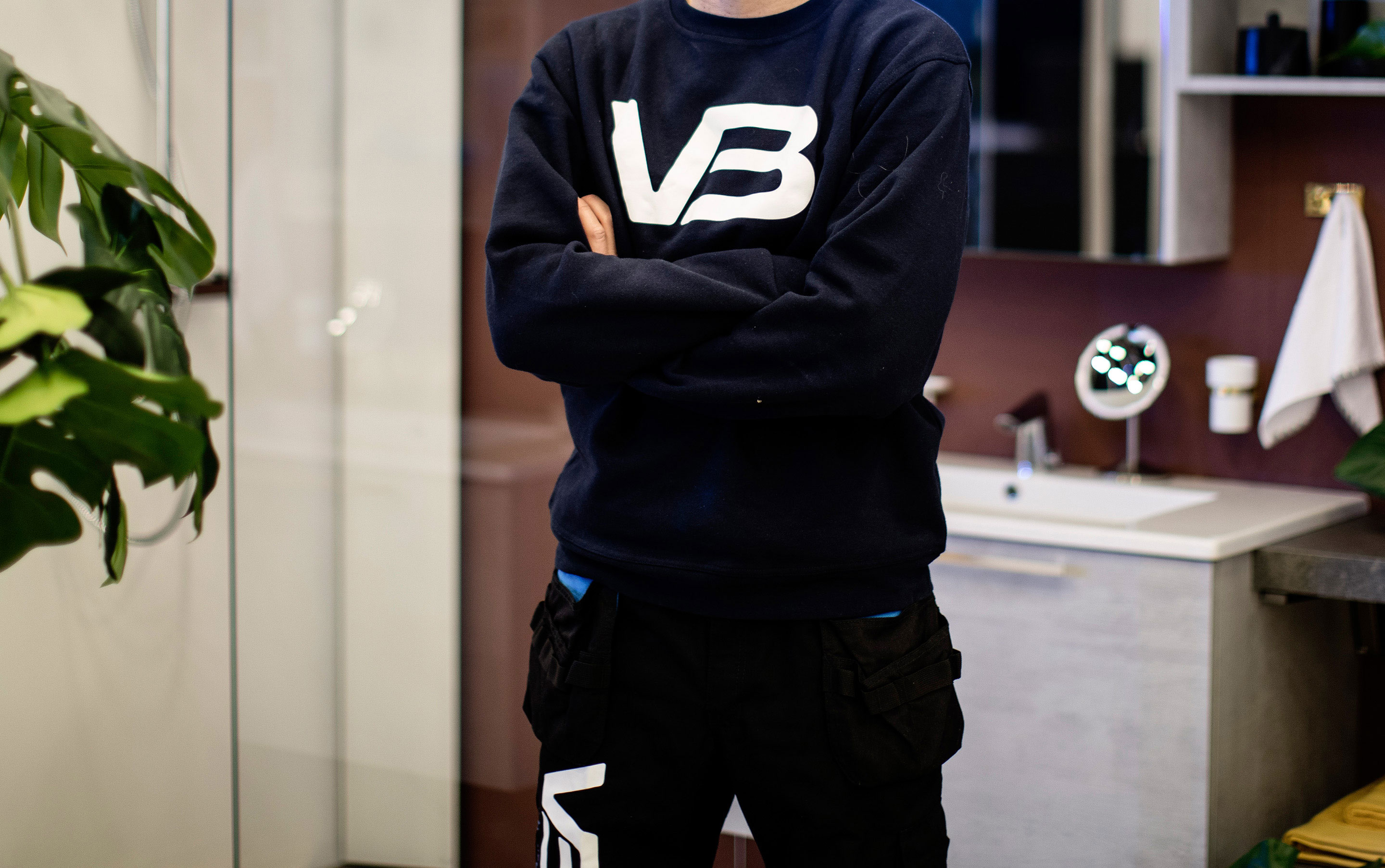 VB-rørlegger med armene i kors.